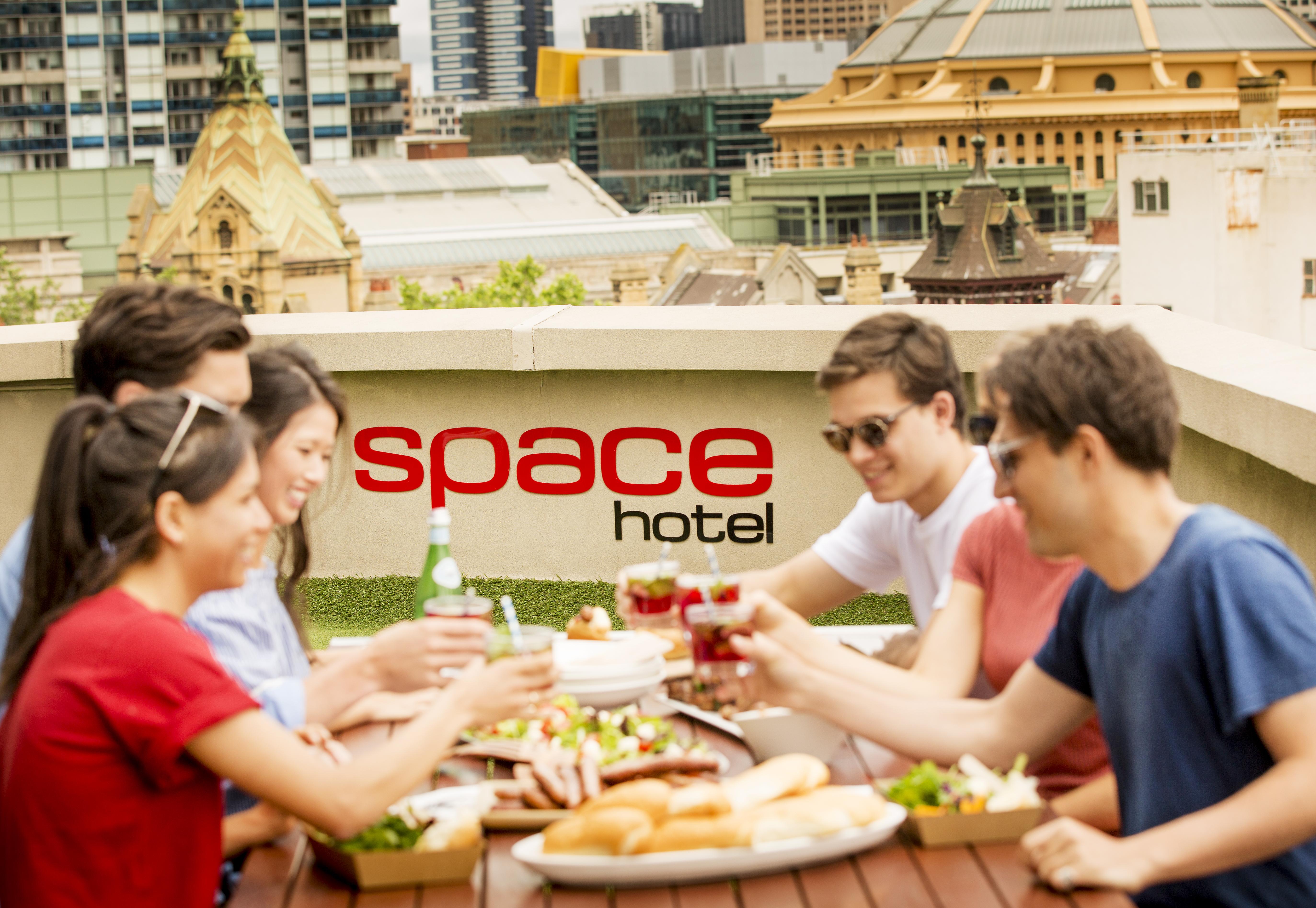 Space Hotel Melbourne Exteriör bild